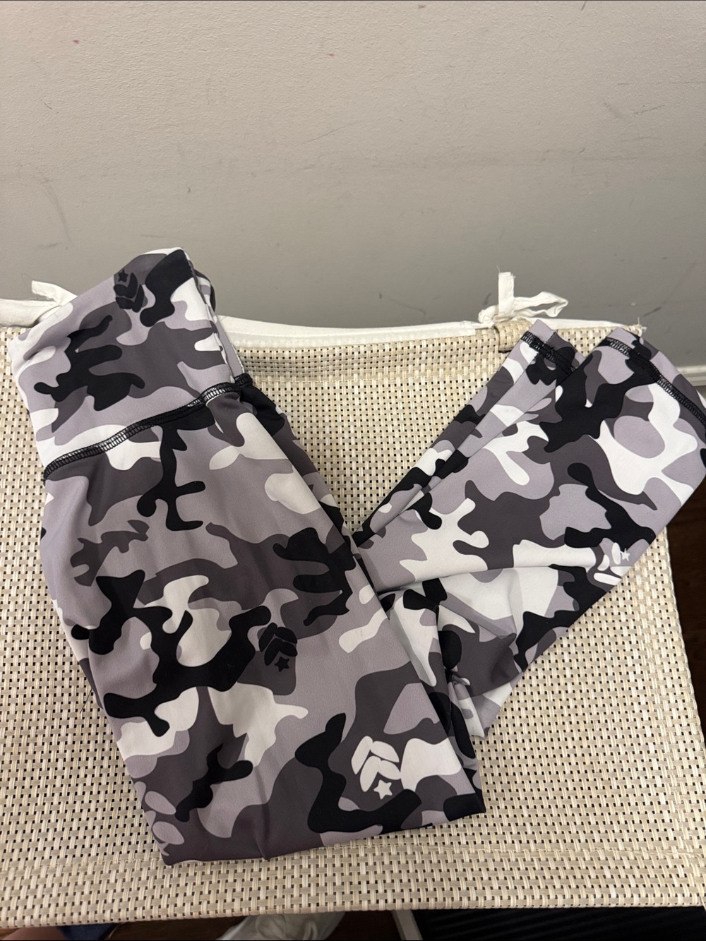 Barry’s bootcamp Grey Camo Active Leggings - Stretchy Performance Bottoms